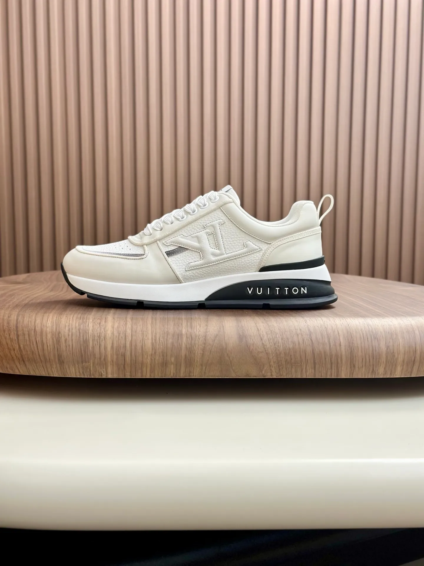 [L Family] Top P: 840💰 Size: 39-44 (38.45 can be customized) Lujia new color matching men's 🧍‍♂️trainer sneakers, this LV Trainer sneaker is made of soft grained calfskin, showing pure colors, the brand was born in 1854, the designer's handwritten brand logo is embellished on one side, virgil Designed by abloh himself, it is a very commemorative sneaker, the new LV Louis Vuitton trainer sneaker low casual sports culture versatile basketball shoes